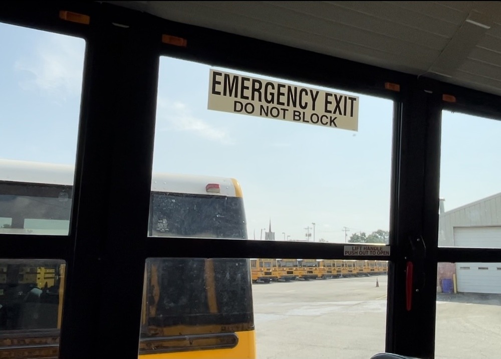 Pintu Darurat Bus Ada di Sisi Kanan, Kenapa