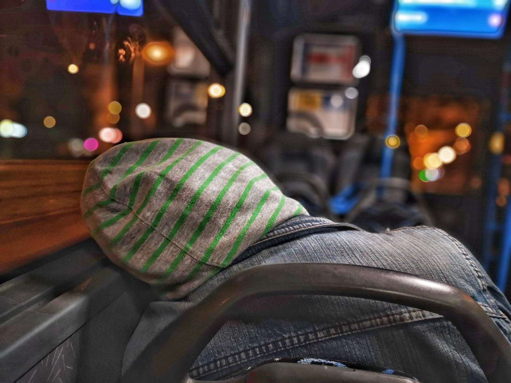 12 Tips Aman dan Nyaman Tidur di Bus Saat Perjalanan Jauh