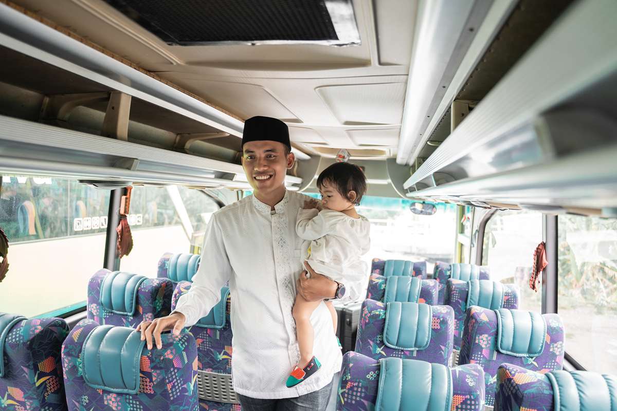Tetap Nyaman, Simak 8 Tips Liburan Naik Bus dengan Bayi!