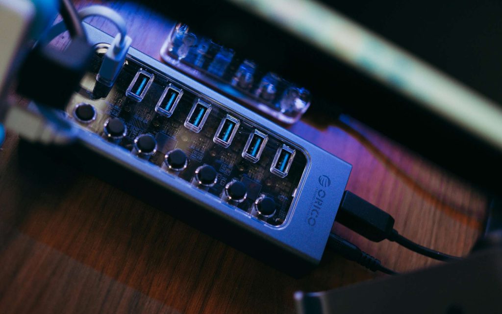 Mengapa USB Port di Bus Hanya untuk Ngecas HP? Ini Alasannya!