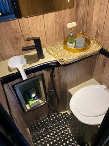 Apakah Sewa Bus Pariwisata Fasilitas Toilet Sepadan?