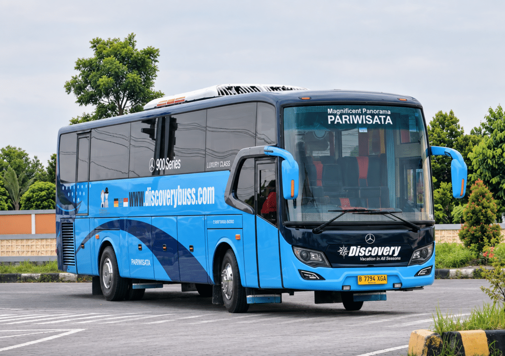 armada medium bus dari Bus Discovery